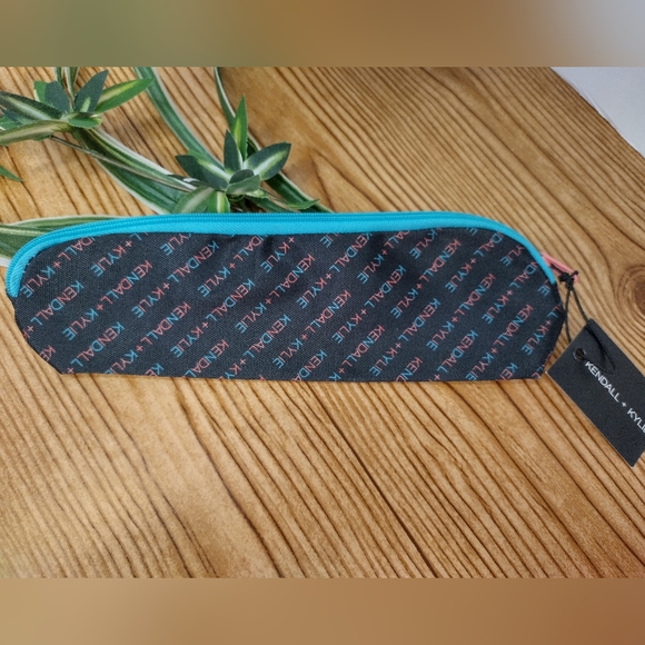 Kendall And Kylie Makeup Brush Case Bonus Cheetah Hot And Cold Eye Pads - Picture 5 of 15